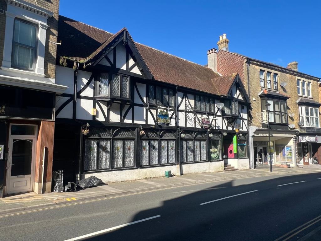 Lot: 36 - LANDMARK TOWN CENTRE FORMER RESTAURANT WITH LIVING ACCOMMODATION - Tudor style property with white render and black timber